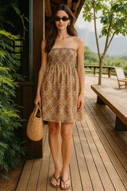 Vestido bordado strapless mini, escote recto elástico con fruncido, cut out en espalda con detalle de nudo amarrable.