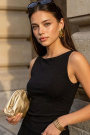 Vestido corto canalé de fit ajustado, cuello barco, sin mangas, corte diagonal en cadera, bajo asimétrico con olanes y escote en espalda.