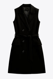 Vestido chaleco corto de fit recto, con solapa, bolsillos frontales con cartera, trabillas y cinturón amarrable del mismo tejido. Cierre frontal con doble cruce de botones.