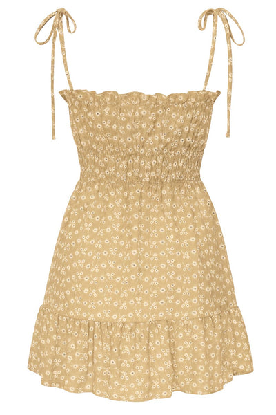 Vestido corto de escote recto con plisados, rib y olanes en borde, tirantes delgados con nudo amarrable, fruncido con rib elástico y plisados en cintura, corte en a y bajo con olanes en borde.