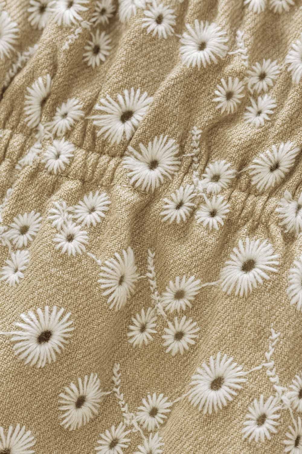 Vestido corto de escote recto con plisados, rib y olanes en borde, tirantes delgados con nudo amarrable, fruncido con rib elástico y plisados en cintura, corte en a y bajo con olanes en borde.