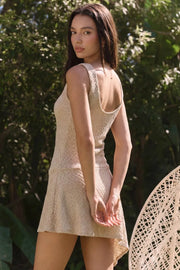 Vestido corto de fit ajustado, cuello redondo, sin mangas, corte en cadera, plisados en costado y bajo asimétrico. Detalle de escote en espalda y textura en tejido.