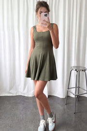 Vestido corto de escote cuadrado, sin mangas, cortes decorativos, escote en espalda y corte en a con olanes en bajo.