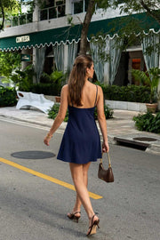 Vestido corto fluido, tirantes delgados, escote v redondeado y corte en a.