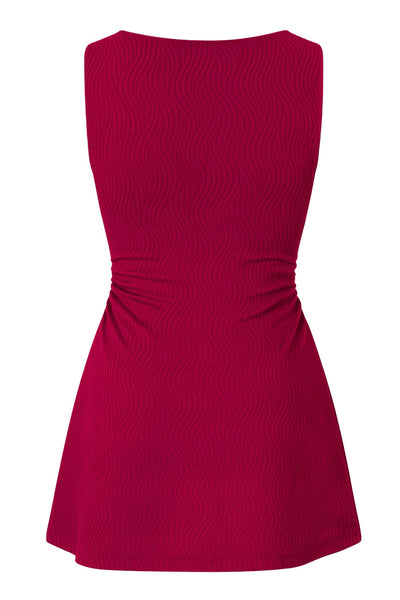 Vestido corto ajustado sin mangas, de cuello barco, corte en a, plisados en cintura y textura en tejido.