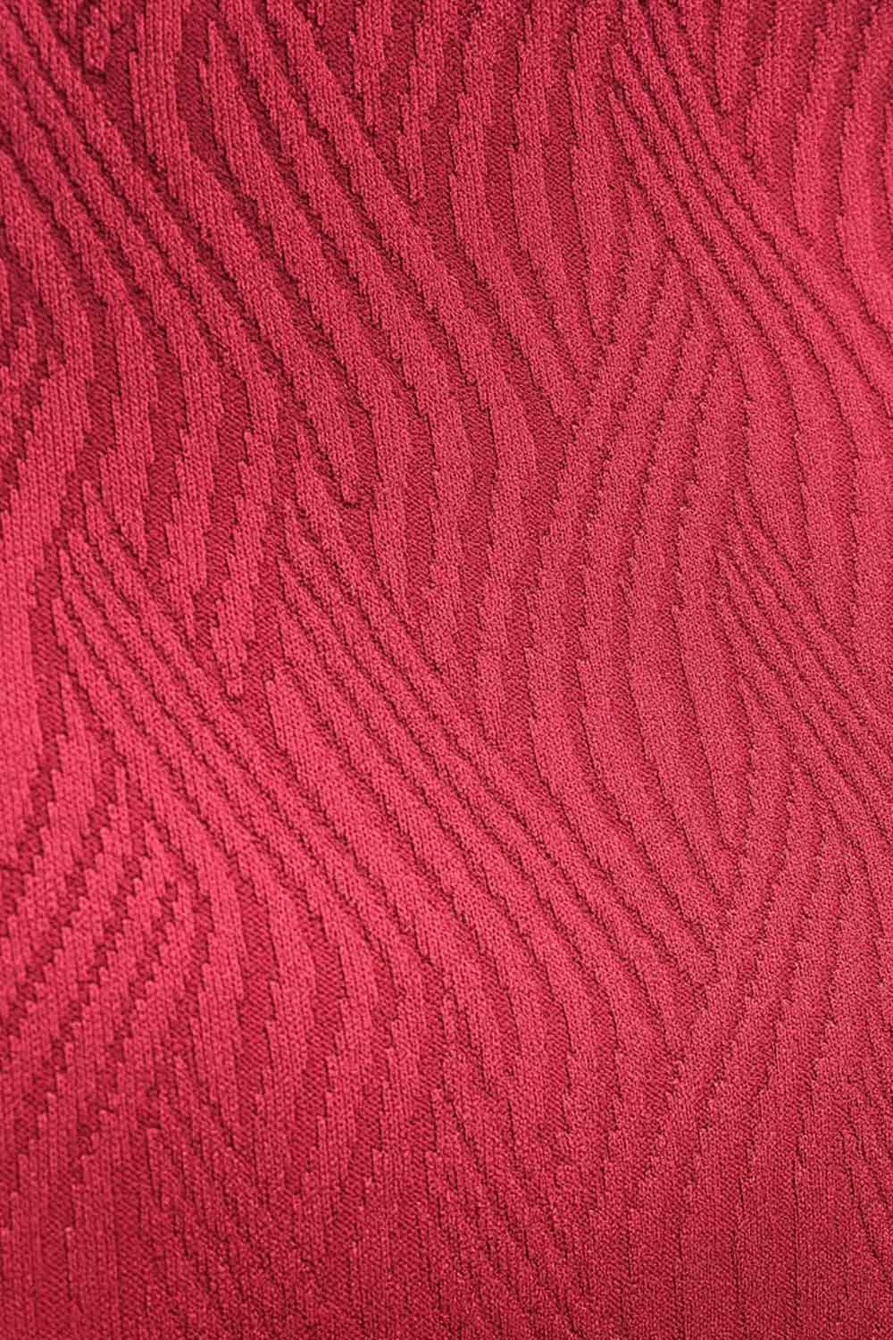 Vestido corto ajustado sin mangas, de cuello barco, corte en a, plisados en cintura y textura en tejido.