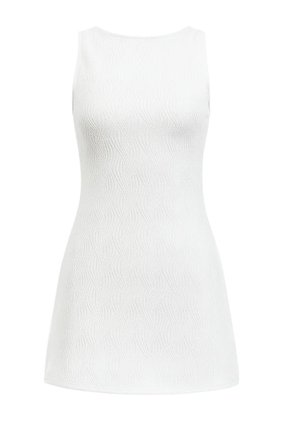 Vestido corto de fit recto, sin mangas, cuello barco y escote en espalda con lazo amarrable posterior. Detalle de textura en tejido.