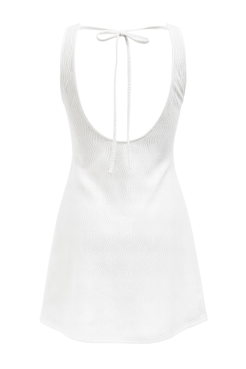 Vestido corto de fit recto, sin mangas, cuello barco y escote en espalda con lazo amarrable posterior. Detalle de textura en tejido.