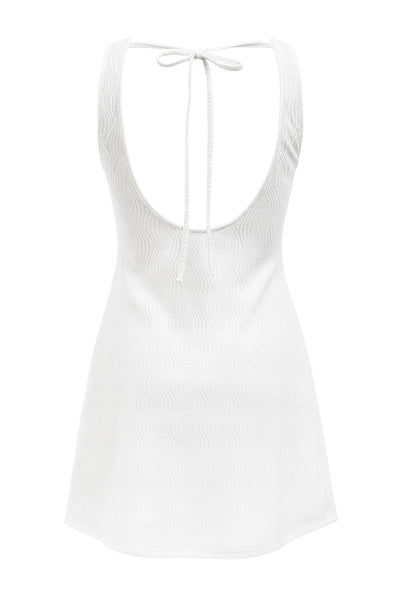 Vestido corto de fit recto, sin mangas, cuello barco y escote en espalda con lazo amarrable posterior. Detalle de textura en tejido.