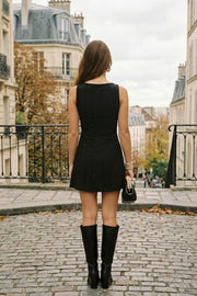 Vestido corto de fit ajustado, cuello barco, sin mangas, corte en a y detalle de textura en tejido.