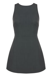 Vestido corto básico de fit ajustado, cuello barco, sin mangas, cortes frontales y cierre posterior con cremallera oculta.