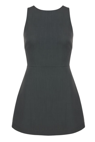 Vestido corto básico de fit ajustado, cuello barco, sin mangas, cortes frontales y cierre posterior con cremallera oculta.