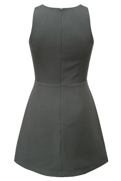 Vestido corto básico de fit ajustado, cuello barco, sin mangas, cortes frontales y cierre posterior con cremallera oculta.