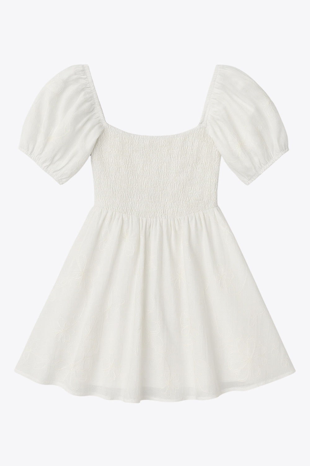 Vestido corto bordado, de talle fruncido, escote v, manga corta abullonada con rib elástico en bordes y corte en a con olanes en bajo.