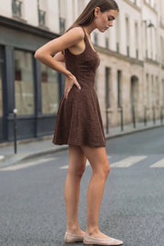 Vestido corto de bouclé, corte en a, escote cuadrado, sin mangas, pinzas frontales con cortes y olanes en bajo.