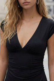 Vestido corto de fit ajustado, escote v con cortes y plisados frontales, manga corta, plisados en costados y corte en a.