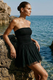 Vestido corto strapless de mesh, fit ajustado, escote recto, plisados en costados y cintura, corte en a con olanes en bajo.