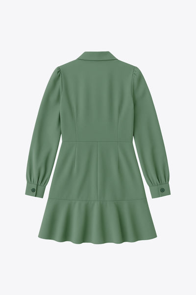 Vestido corto cruzado tipo blazer, fit ajustado, de manga larga abullonada con puño abotonado, solapa, doble cruce de botones y bajo con olanes en borde.