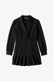 Vestido corto cruzado tipo blazer, fit ajustado, de manga larga abullonada con puño abotonado, solapa, doble cruce de botones y bajo con olanes en borde.