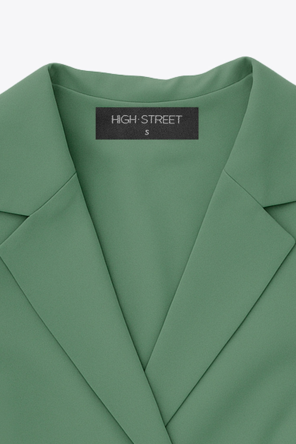 Vestido corto cruzado tipo blazer, fit ajustado, de manga larga abullonada con puño abotonado, solapa, doble cruce de botones y bajo con olanes en borde.