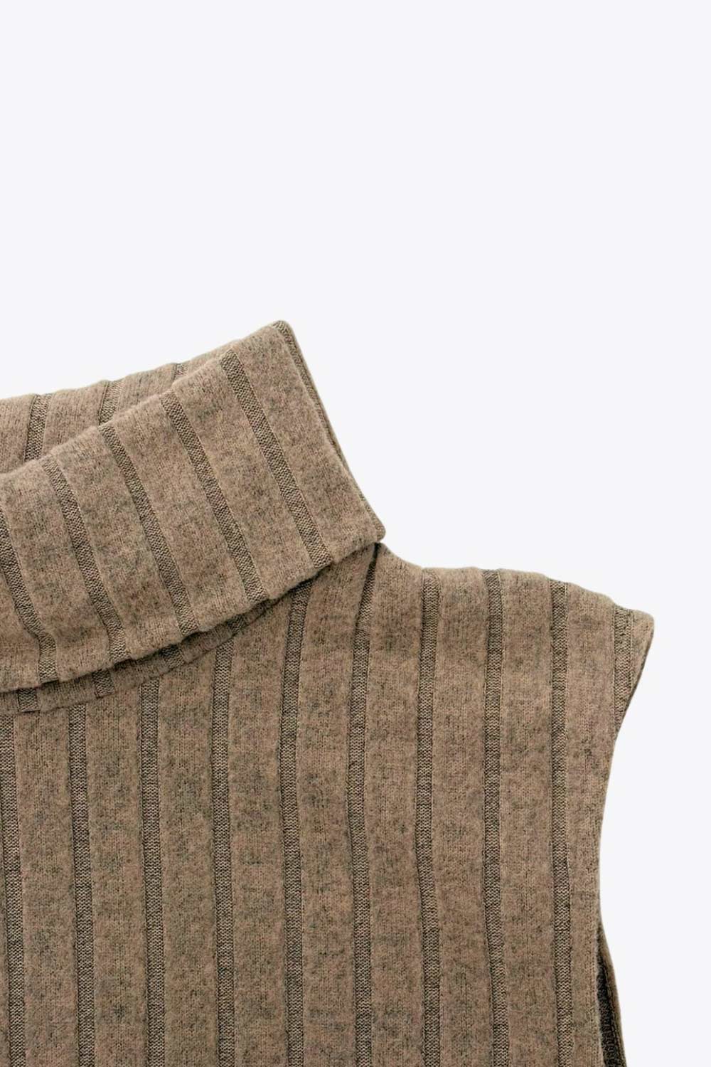 Vestido corto canalé de punto, sin mangas, corte en a y cuello alto con doblez.