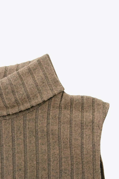 Vestido corto canalé de punto, sin mangas, corte en a y cuello alto con doblez.