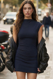 Vestido corto básico de fit ajustado, manga corta y cuello mock seguidos.