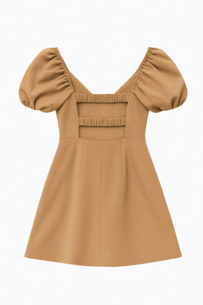 Vestido corto de fit ajustado, manga corta abullonada con rib elástico en bordes, corte en cintura, cut out en espalda con doble elástico plisado y cierre posterior con cremallera oculta.