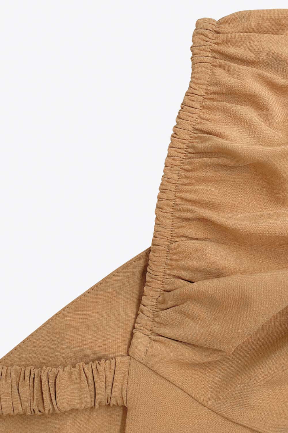 Vestido corto de fit ajustado, manga corta abullonada con rib elástico en bordes, corte en cintura, cut out en espalda con doble elástico plisado y cierre posterior con cremallera oculta.