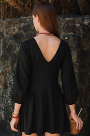 Vestido corto de fit fluido, escote v, manga 3/4 abullonada con rib elástico en puños y plisados decorativos laterales con elástico.