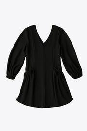 Vestido corto de fit fluido, escote v, manga 3/4 abullonada con rib elástico en puños y plisados decorativos laterales con elástico.