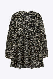 Vestido corto camisero estampado, de manga larga con puño abotonado, corte en a, escote v y capas con olanes en bajo.