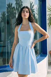 Vestido corto de cuello halter, sin mangas, escote recto, corte en a, corte v en cintura con plisados y fruncido en espalda.