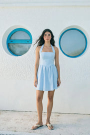 Vestido corto de cuello halter, sin mangas, escote recto, corte en a, corte v en cintura con plisados y fruncido en espalda.