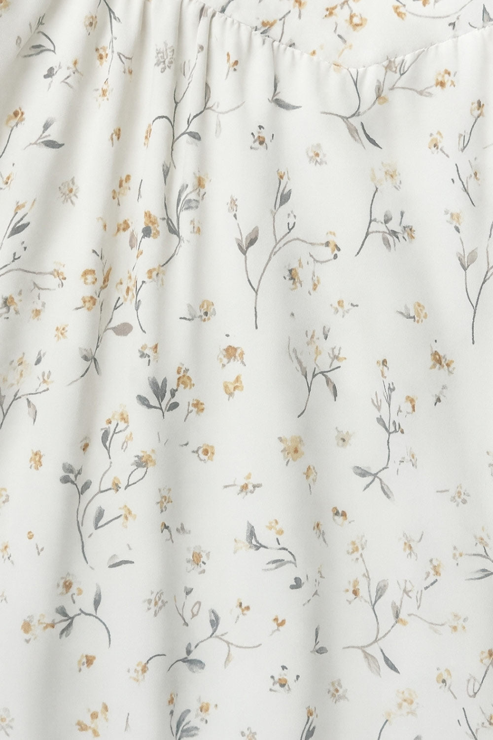 Vestido corto de estampado floral, cuello halter con rib elástico, sin mangas, escote recto, cortes frontales, detalle frontal v en cintura con plisados y fruncido en espalda.