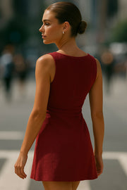 Vestido corto de cuello barco, sin mangas, plisados laterales en cintura, corte en a, rib en bordes y detalle de textura en tejido.