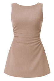 Vestido corto de cuello barco, sin mangas, plisados laterales en cintura, corte en a, rib en bordes y detalle de textura en tejido.