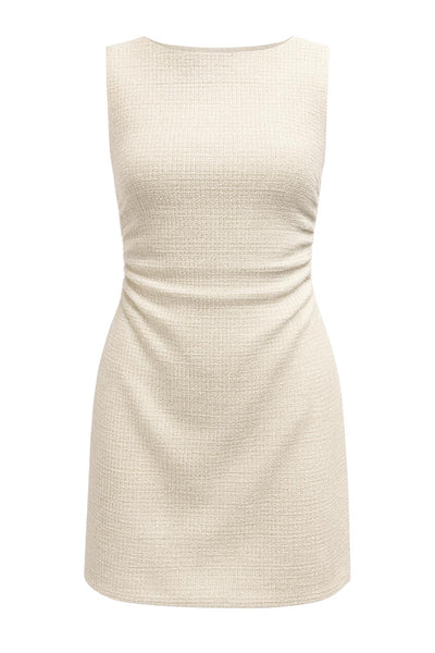 Vestido corto de cuello barco, sin mangas, plisados laterales en cintura, corte en a, rib en bordes y detalle de textura en tejido.