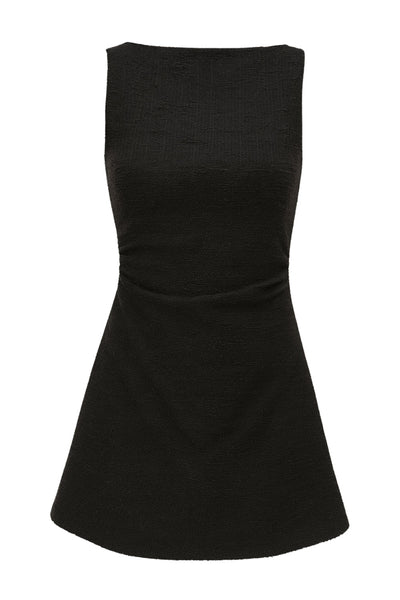 Vestido corto de cuello barco, sin mangas, plisados laterales en cintura, corte en a, rib en bordes y detalle de textura en tejido.