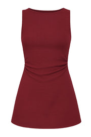 Vestido corto de cuello barco, sin mangas, plisados laterales en cintura, corte en a, rib en bordes y detalle de textura en tejido.