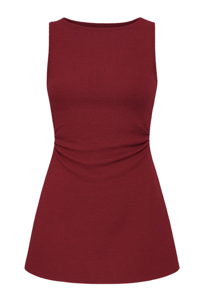 Vestido corto de cuello barco, sin mangas, plisados laterales en cintura, corte en a, rib en bordes y detalle de textura en tejido.