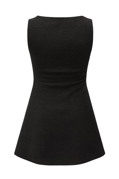 Vestido corto de cuello barco, sin mangas, plisados laterales en cintura, corte en a, rib en bordes y detalle de textura en tejido.