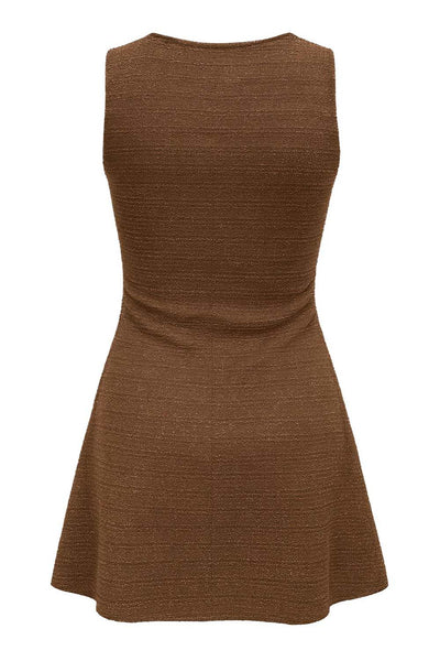 Vestido corto de cuello barco, sin mangas, plisados laterales en cintura, corte en a, rib en bordes y detalle de textura en tejido.