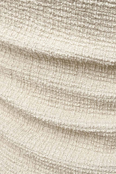 Vestido corto de cuello barco, sin mangas, plisados laterales en cintura, corte en a, rib en bordes y detalle de textura en tejido.