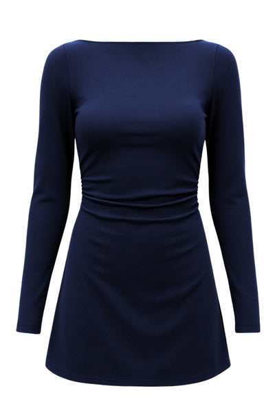 Vestido corto de fit ajustado, corte en a, cuello barco, manga larga y plisados decorativos en cintura.