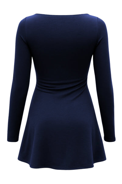 Vestido corto de fit ajustado, corte en a, cuello barco, manga larga y plisados decorativos en cintura.