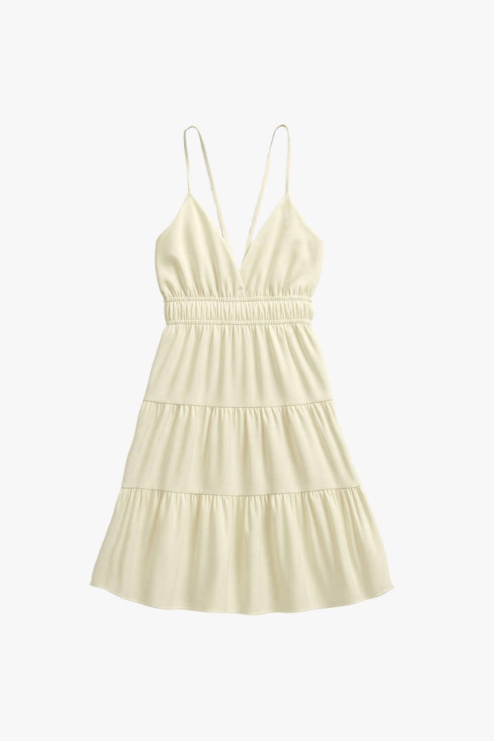 Vestido corto de escote v, corte en a con capas de olanes en bajo, rib elástico en cintura, tirantes delgados con lazado ajustable posterior y escote en espalda.