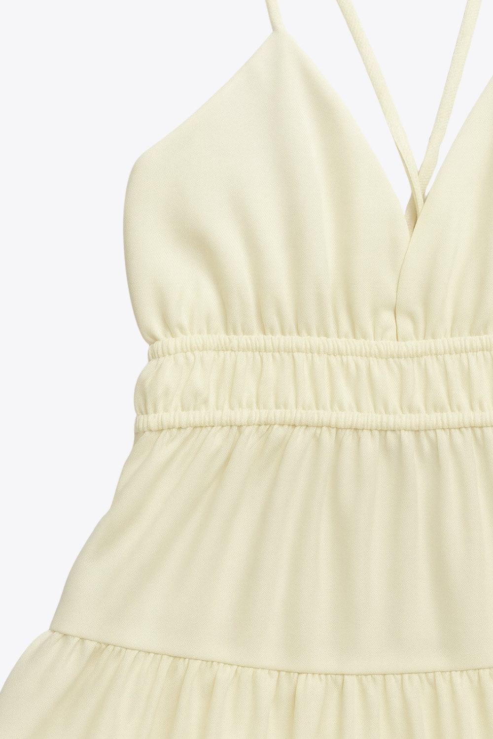 Vestido corto de escote v, corte en a con capas de olanes en bajo, rib elástico en cintura, tirantes delgados con lazado ajustable posterior y escote en espalda.