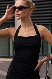 Vestido corto de fit ajustado, cuello halter con lazo amarrable posterior, escote recto, corte en a y plisados en costados.