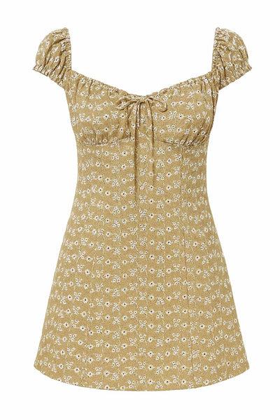 Vestido corto de fit ajustado, manga corta con rib elástico en bordes, escote redondeado con cortes y plisados frontales, lazo amarrable frontal, fruncido en espalda y cierre posterior con cremallera visible en contraste. Detalle de perforado en tejido.